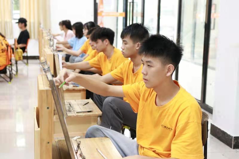 贫困家庭|要不要借钱给孩子报美术集训，她文化课550分！想上名校