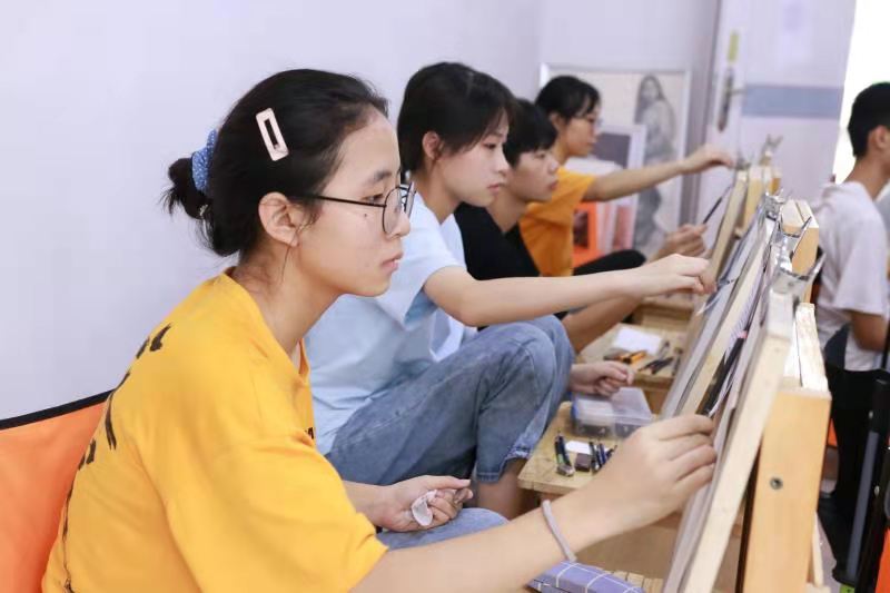 贫困家庭|要不要借钱给孩子报美术集训，她文化课550分！想上名校