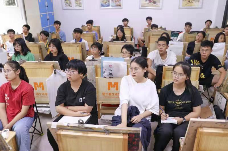 贫困家庭|要不要借钱给孩子报美术集训，她文化课550分！想上名校